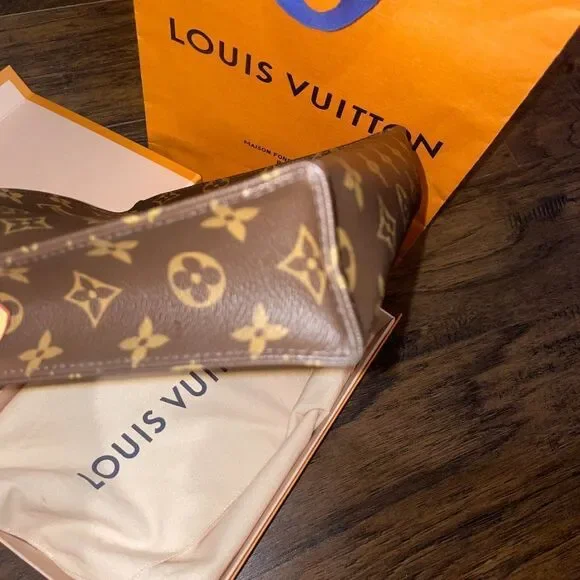 Louis Vuitton Toiletry 26 Bag - Picture 5 of 5